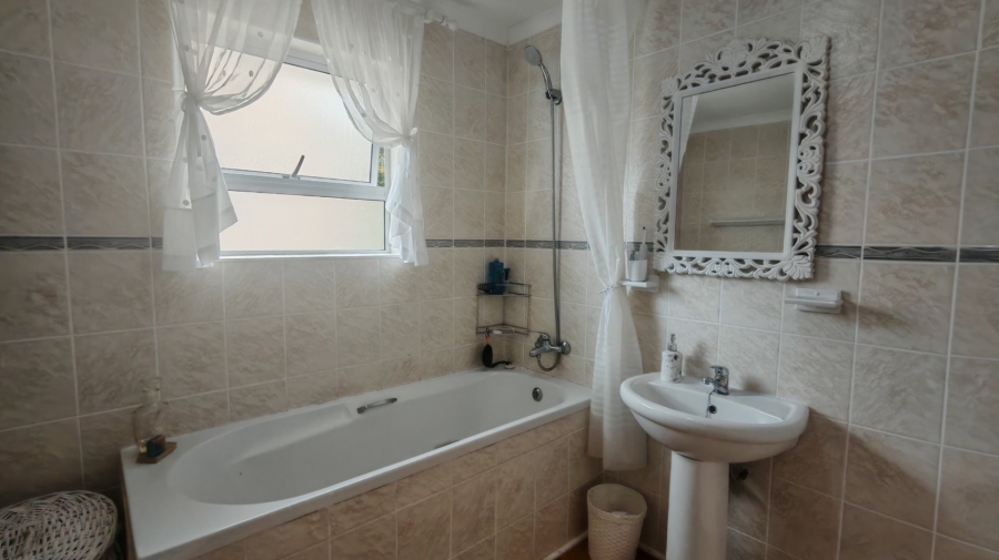 5 Bedroom Property for Sale in Reebok Western Cape
